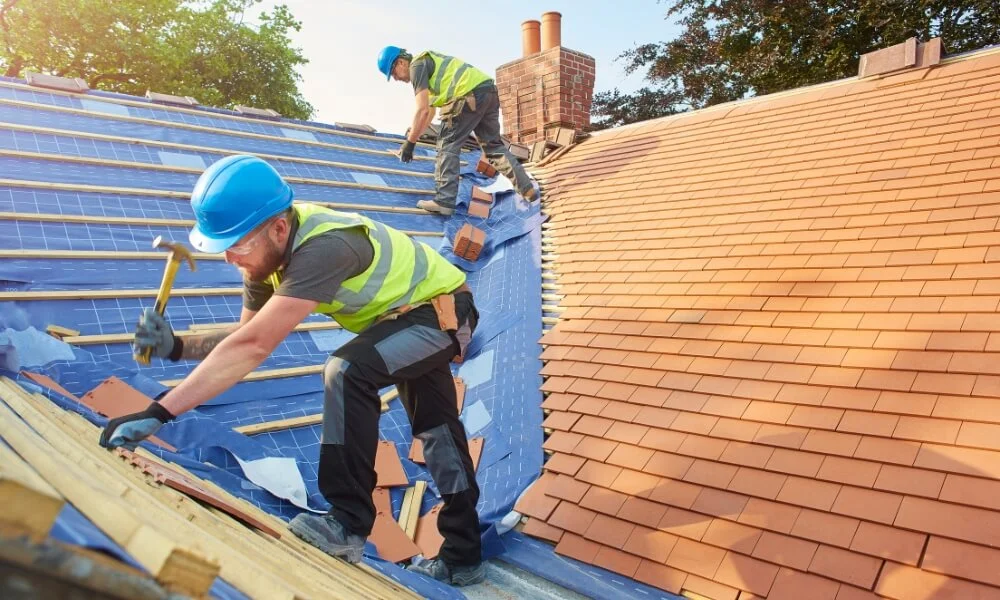 https://www.hseblog.com/wp-content/uploads/2023/04/Roof-Safety-8-Essential-Tips-For-Avoiding-Falls-Injuries.webp